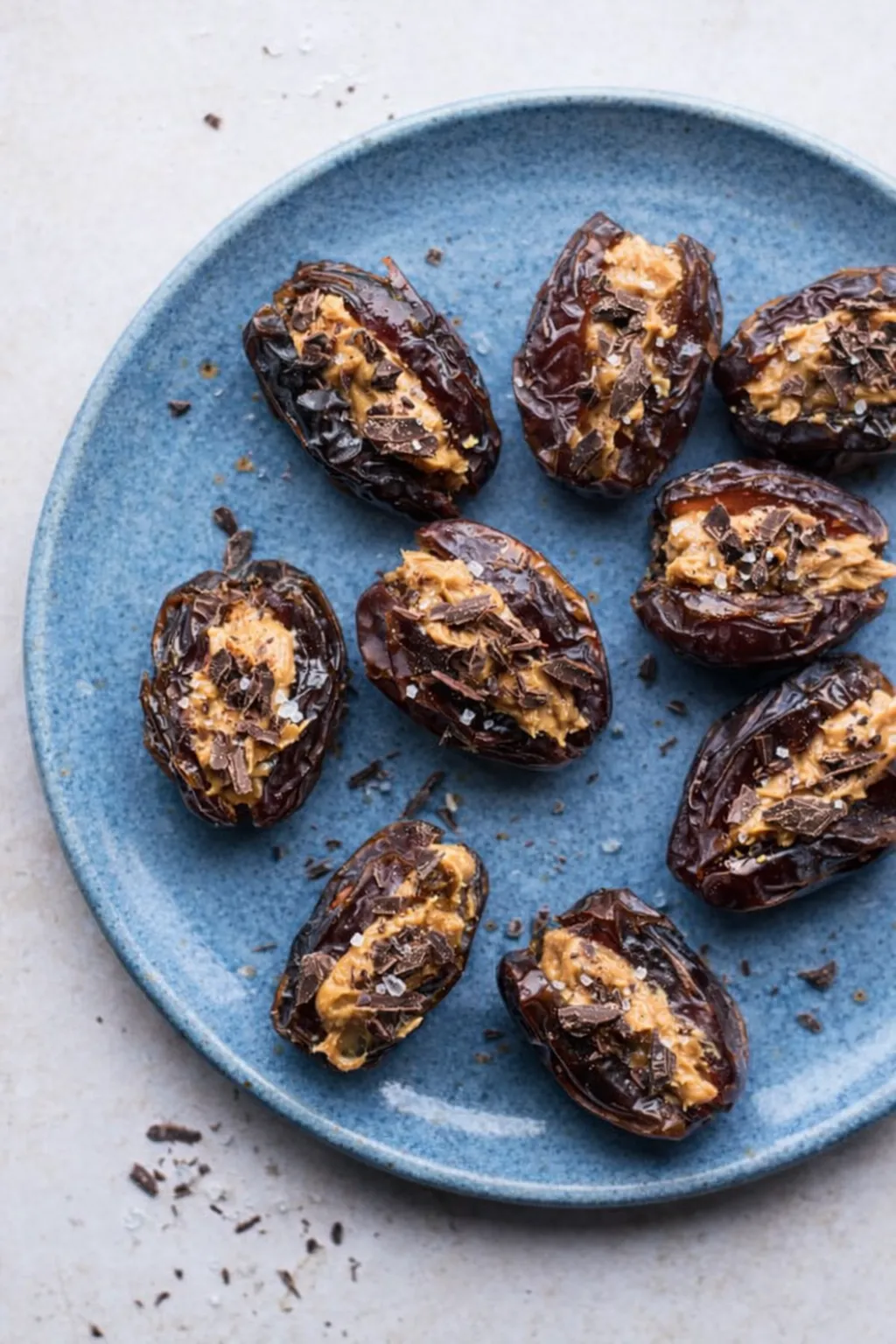 Collation saine anti-cortisol, dattes et beurre de cacahuète pour énergie stable